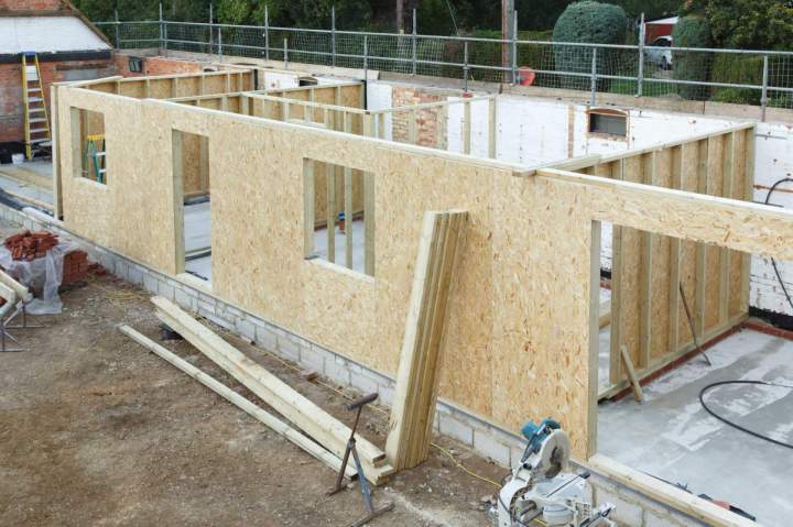 Construction en bois, moderne et solide.